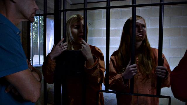 вечеринка кончилась в участке, а потом у отчима на члене