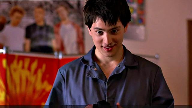 лейтон мистр играет в белье на кровати