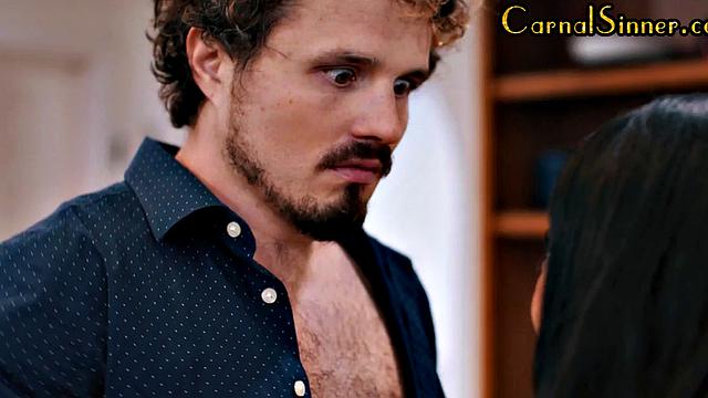 элегантная чернокожая красотка мудро раскручивает босса на секс