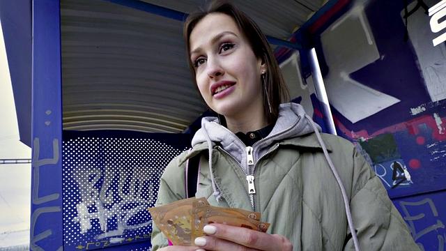 круглая брюнетка с европы сосёт за деньги и получает жёстко сзади