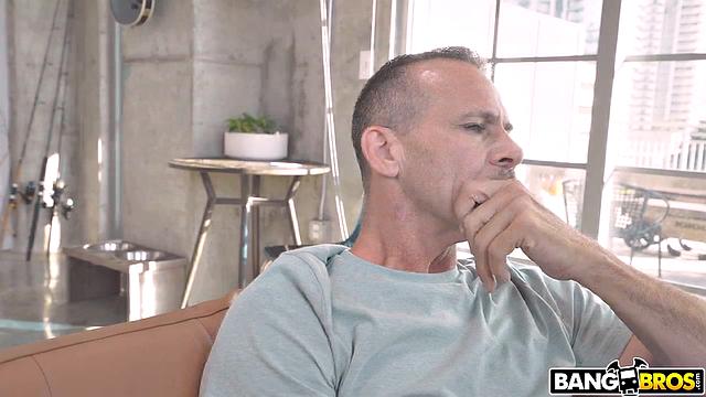 Daisy Bean соблазняет отчима и сносит ему башню дикой трахкой в доме.