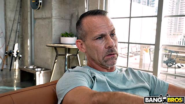 Daisy Bean соблазняет отчима и сносит ему башню дикой трахкой в доме.