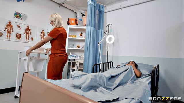 Сестричка-фурия ловит двух любовниц и устраивает жаркий допрос в палате.