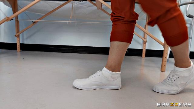 Сестричка-фурия ловит двух любовниц и устраивает жаркий допрос в палате.