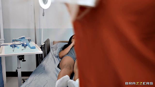 Сестричка-фурия ловит двух любовниц и устраивает жаркий допрос в палате.