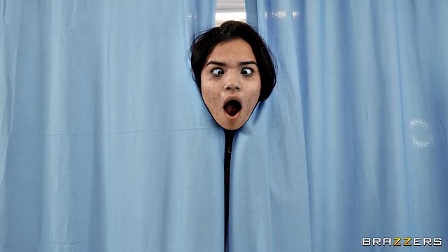 Сестричка-фурия ловит двух любовниц и устраивает жаркий допрос в палате.