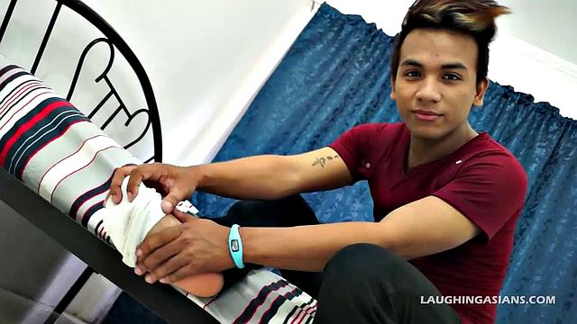 дерик дрочит и показывает свои азиатские ноги