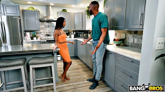 Ада Вера садится на огромный член отчима и берет всё до конца.