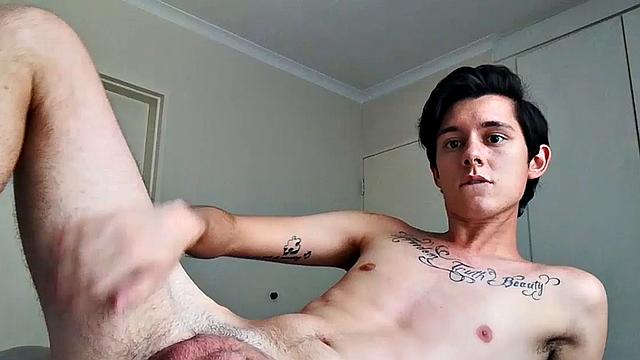 жаркий твинг с огромным членом кончает от страстной дрочки