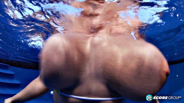 лана айванс демонстрирует большие сиськи у бассейна