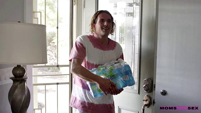 Mom Plays Matchmaker - S14:E8