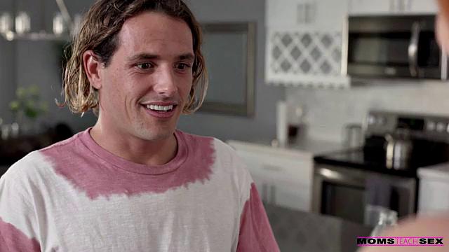 Mom Plays Matchmaker - S14:E8