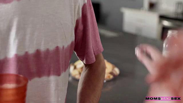 Mom Plays Matchmaker - S14:E8