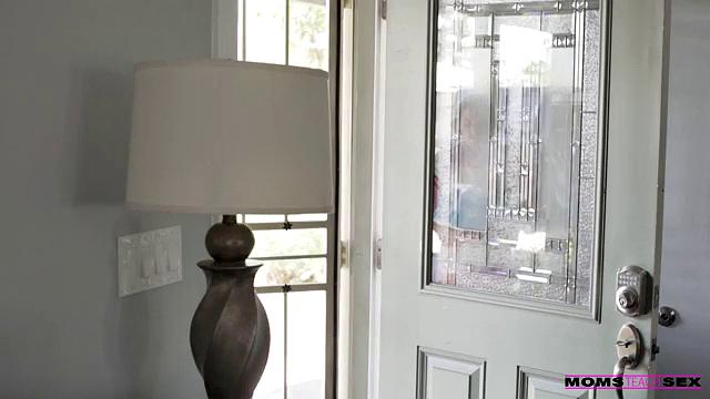 Mom Plays Matchmaker - S14:E8