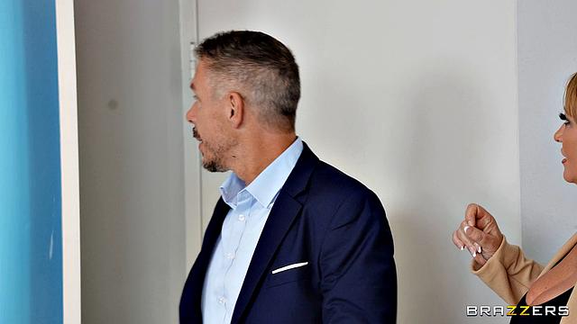 шаловливая сучка пробирается в дом и мокнет в клетке