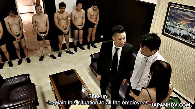 Юи Хатано трахается с начальником и менеджером в офисе