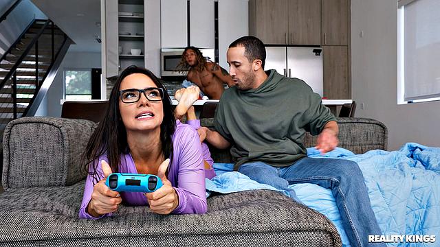 геймерша не отвлекается от игры и получает анальный секс