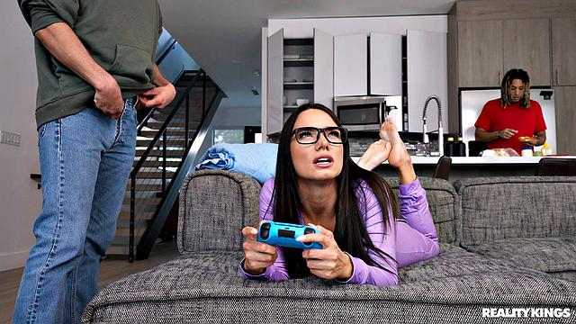 геймерша не отвлекается от игры и получает анальный секс