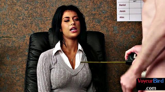 британская с большими сиськами подглядывает, как сабы дрочат и отмечаются