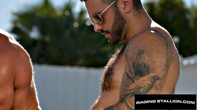 строитель трахается с качком на улице