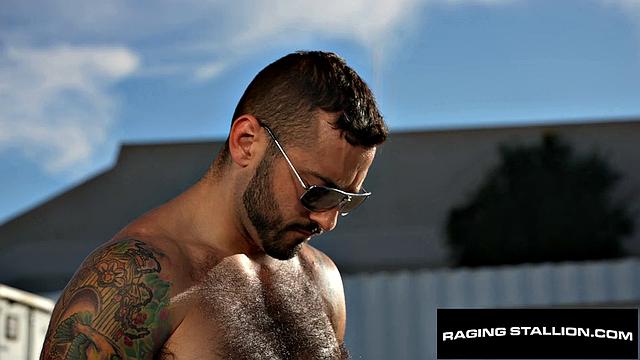 строитель трахается с качком на улице