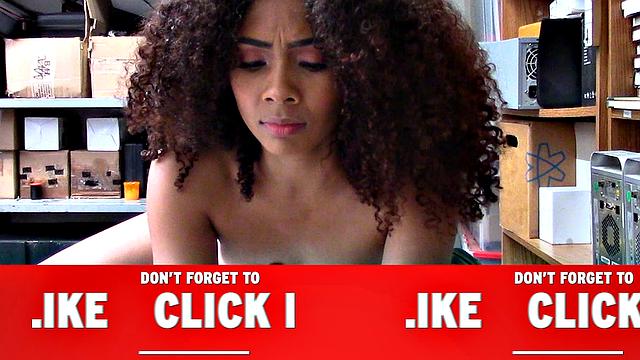 сексуальный допрос в подсобке: охранник жестко берет шикарную брюнетку