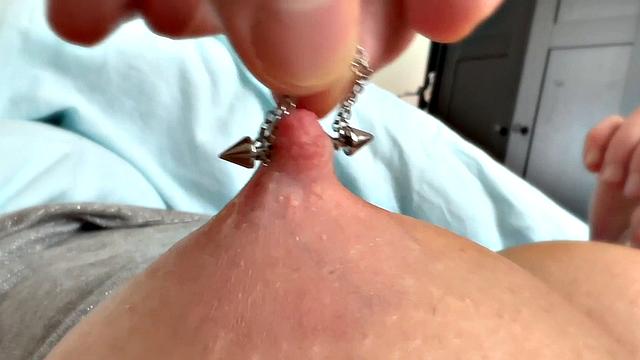 Сексуальная милфа ласкает свои большие сиськи и проколотые соски