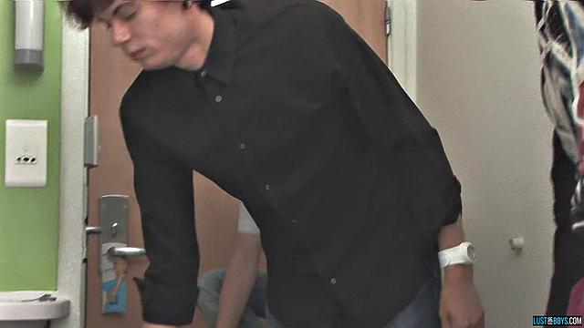 Три парня устраивают грязь с спермой - Аддин Строу, Джейден Шоу и Ник Томас
