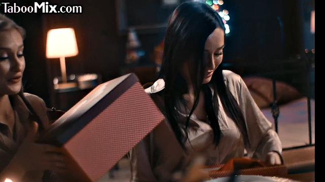 Horny lez sluts fingering pussies in threesome