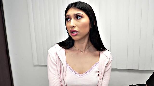 нимфоманка-врач трахается с молодым пациентом в мокрую киску