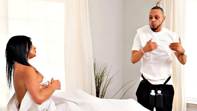 мона азар соблазняет парня подруги и трахается в масле по полной