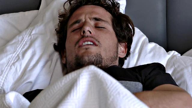 сочная мачеха на каблуках успокаивает стоячий член в спальне