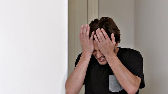 сочная мачеха на каблуках успокаивает стоячий член в спальне