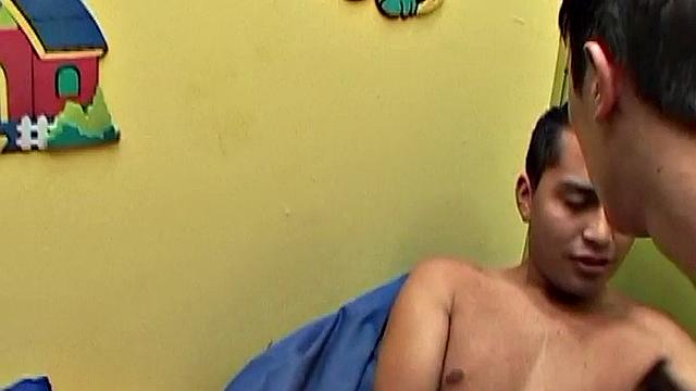 Barebacked Latin twink swaps cum with after anal drilling