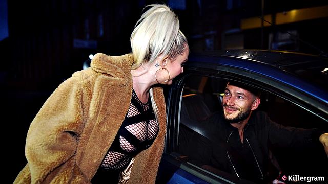 Луиза Ли сосёт на улице и не оставляет ему шанса устоять перед её грудью.