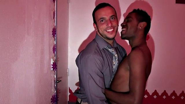 Amateur bottom gets ass rammed by athletic jock