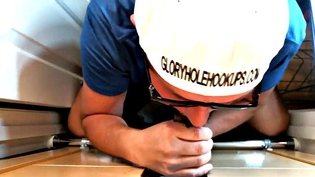 зрелый мужик у gloryhole жадно сосёт и сглатывает спермy