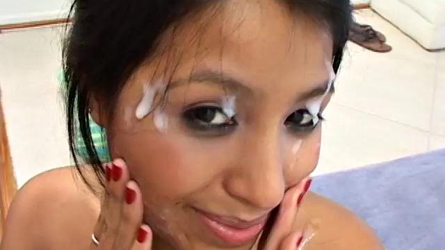 сексуальная латинка мия жадно сосёт и ловит сперму на лицо