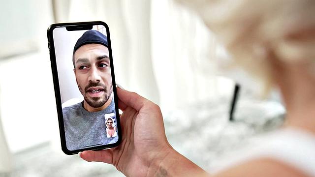 Чарли Феникс решила вопрос с долгом грудями и мокрой киской - такой банкиры не видят