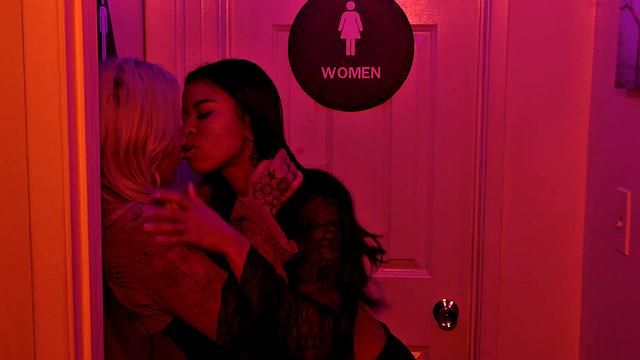 Смотри, как Майара и Амина вспоминают страстный лесбийский секс