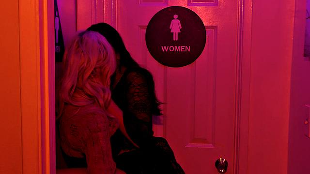 Смотри, как Майара и Амина вспоминают страстный лесбийский секс