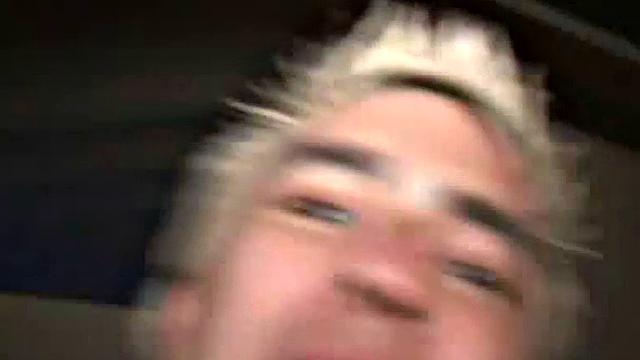 глянь, как двое парней трахают её с двух сторон на тусовке