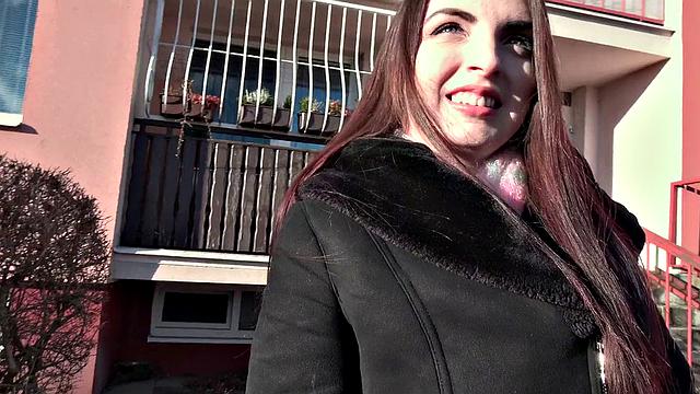 Линда Бругал стонет от жёсткого трахa на кровати