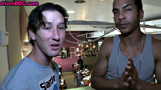 Чёрный пассив трахается с белым в ресторане