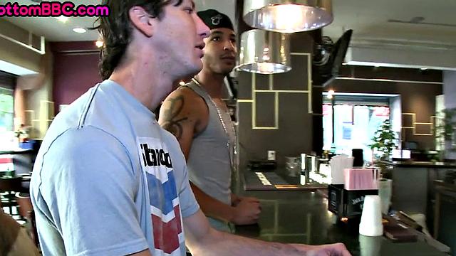 Чёрный пассив трахается с белым в ресторане