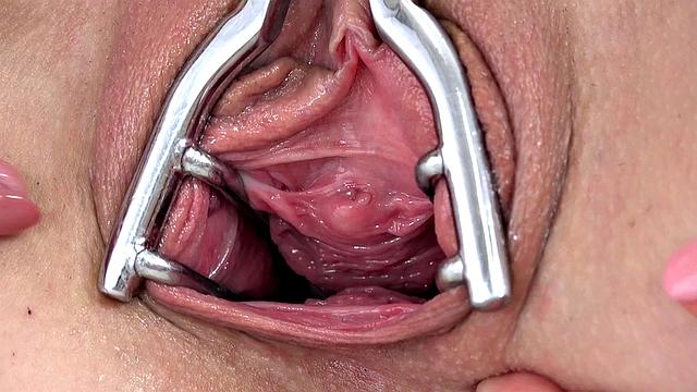 BFF Teaches Friend Fisting