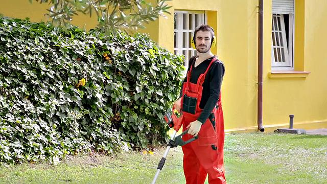 Big-titted babe pussybanged by gardener