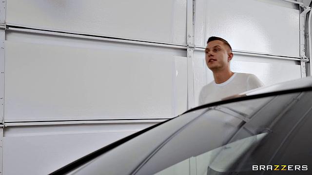 Жена механика трахается с мастером и мужем в душе после ремонта авто