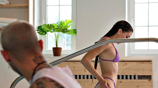 стройная развратница жадно трахается после расслабляющего массажа