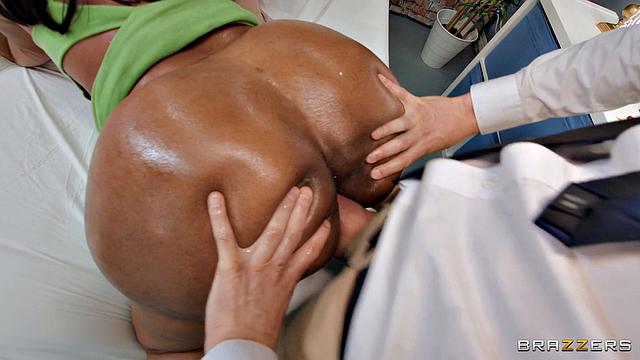 Девушка с аппетитной фигурой трахается через дырку в матрасе и устраивает мокрый групповуху с двумя продавцами матрасов, кончая от удовольствия и оставляя мужчин в восторге.